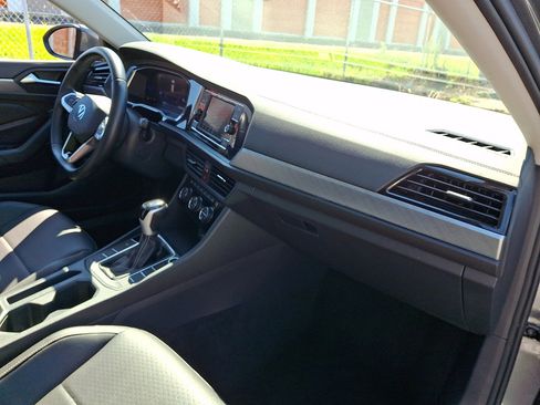 Used 2024 Volkswagen Jetta SE FWD image 11
