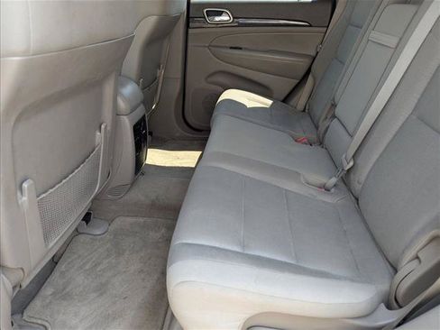 Used 2012 Jeep Grand Cherokee Laredo w/ Laredo E Group AWD/4WD image 18