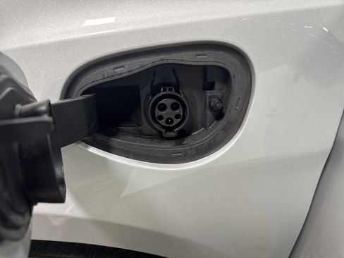 Used 2024 Chrysler Pacifica Select image 44