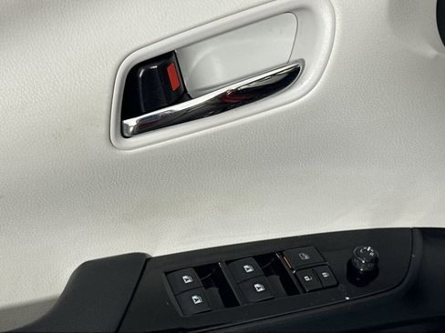 Used 2018 Toyota Prius Prime Advanced w/ Carpet Mat Package image 13
