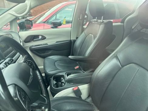 Used 2019 Chrysler Pacifica Touring-L FWD image 4