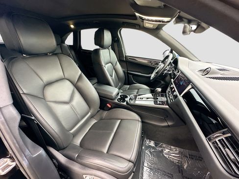 Used 2024 Porsche Macan Base image 34