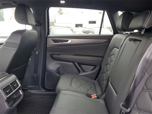 Certified 2025 Volkswagen Atlas Cross Sport SE w/ Panoramic Sunroof Package image 10