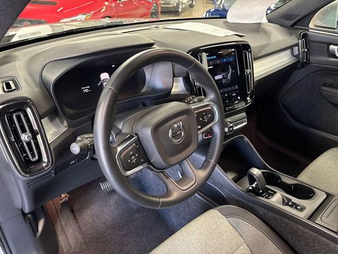 Used 2025 Volvo XC40 B5 Core image 30