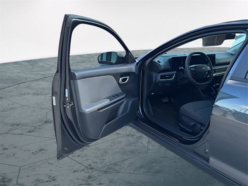 Certified 2025 Kia K4 image 9