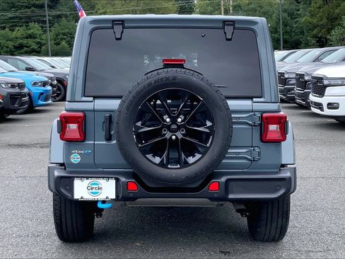 Used 2024 Jeep Wrangler Unlimited Sahara w/ Technology Group AWD/4WD image 4