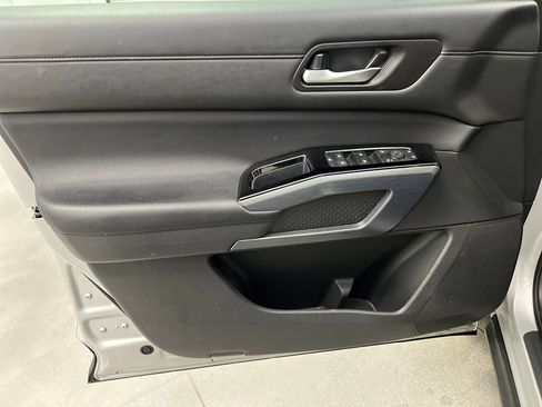 Used 2025 Nissan Pathfinder SL FWD image 14