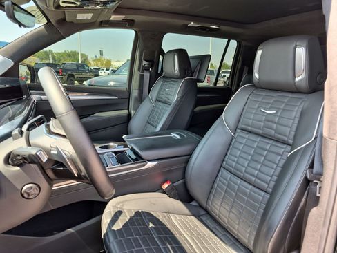 Certified 2025 Cadillac Escalade ESV V AWD/4WD image 29