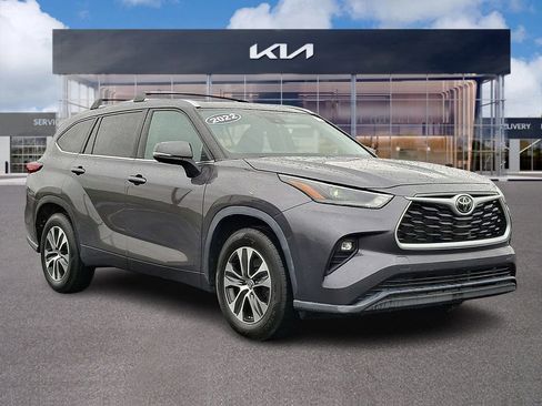 Used 2022 Toyota Highlander XLE FWD image 1