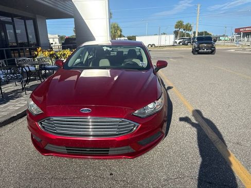 Used 2017 Ford Fusion SE w/ Fusion SE Technology Package FWD image 2
