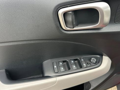 Used 2024 Hyundai Venue SEL image 11