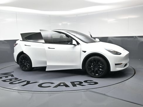 Used 2021 Tesla Model Y Long Range AWD/4WD image 25