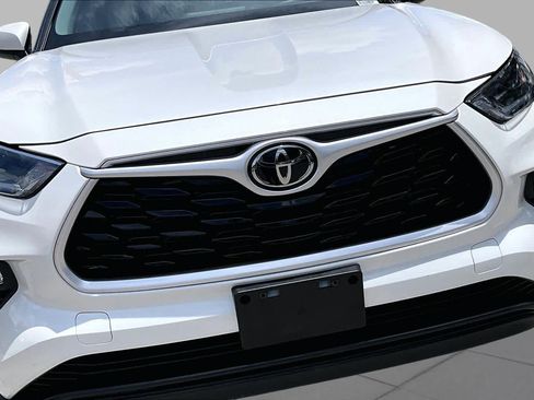 Used 2021 Toyota Highlander XLE AWD/4WD image 30