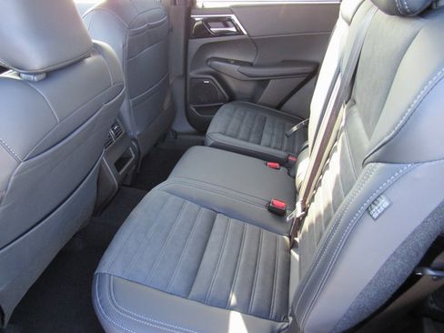 New 2025 Mitsubishi Outlander SE image 9