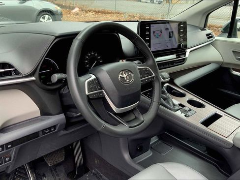 Used 2023 Toyota Sienna XLE FWD image 17
