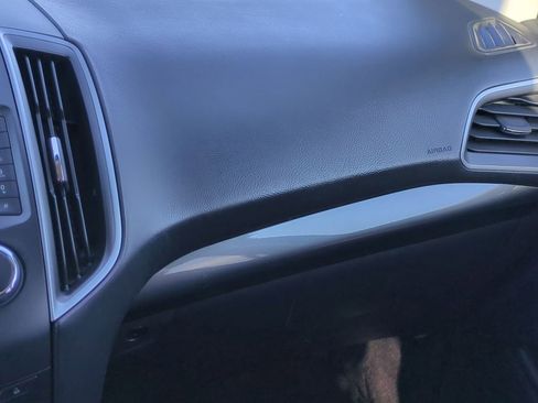 Used 2018 Ford Edge SE image 19