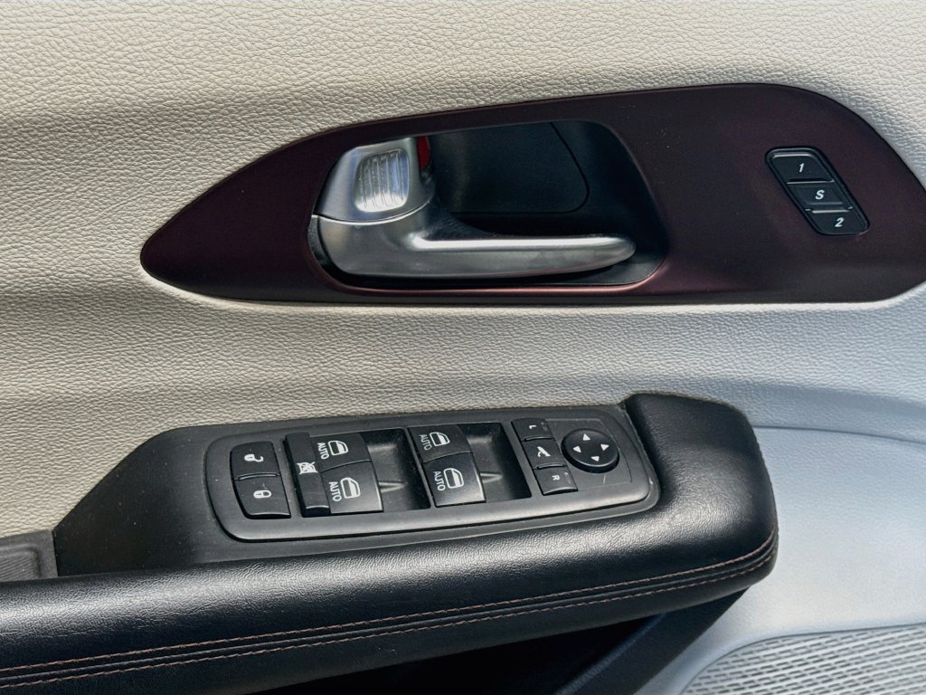 Used 2020 Chrysler Pacifica Limited FWD image 19