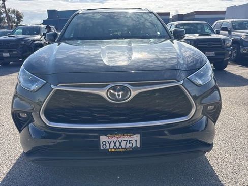 Used 2022 Toyota Highlander XLE AWD/4WD image 2