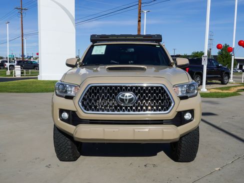 Used 2019 Toyota Tacoma TRD Sport w/ Technology Package AWD/4WD image 3