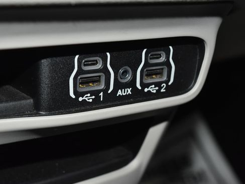 Used 2023 Chrysler Pacifica Touring-L FWD image 16