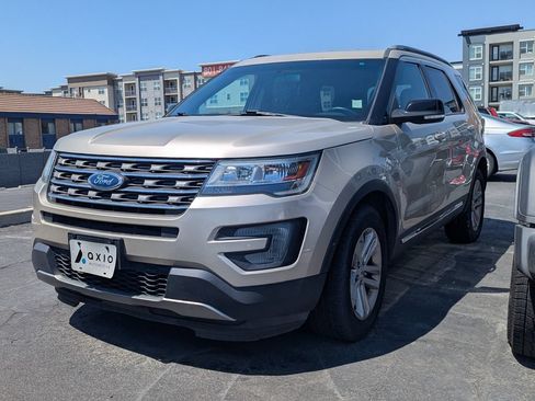 Used 2017 Ford Explorer XLT FWD image 7