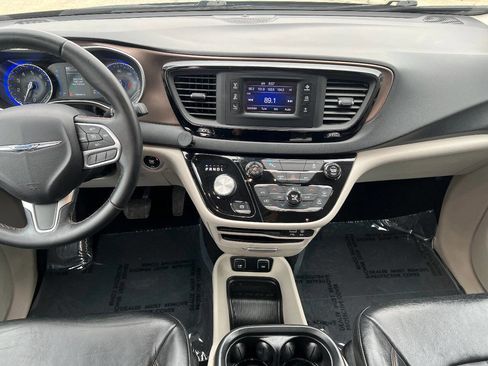 Used 2017 Chrysler Pacifica Touring-L image 34