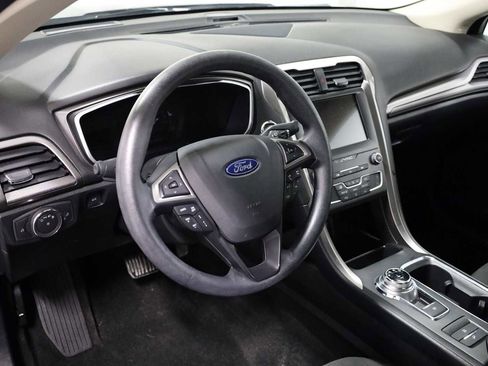 Used 2019 Ford Fusion SE image 4