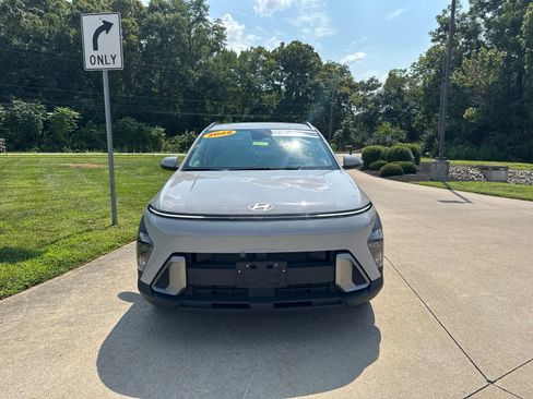 Used 2025 Hyundai Kona SEL FWD image 2