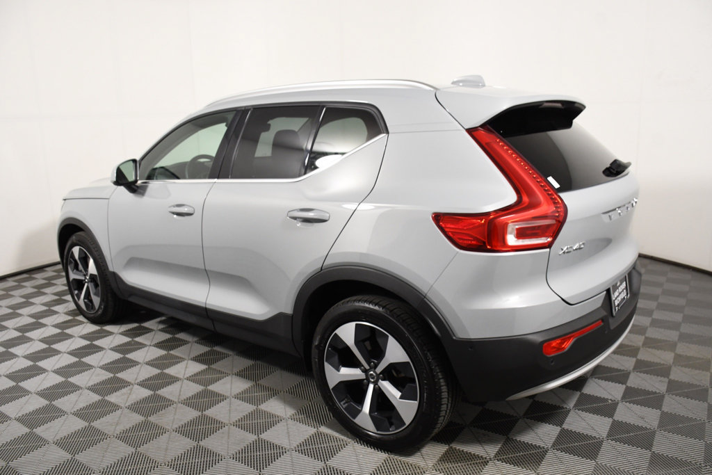 Used 2025 Volvo XC40 B5 Plus AWD/4WD image 3