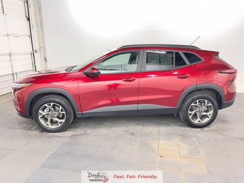 Used 2025 Chevrolet Trax LT w/ LT Convenience Package FWD image 6