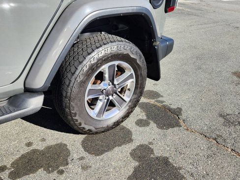 Used 2018 Jeep Wrangler Unlimited Sahara w/ Dual Top Group AWD/4WD image 19