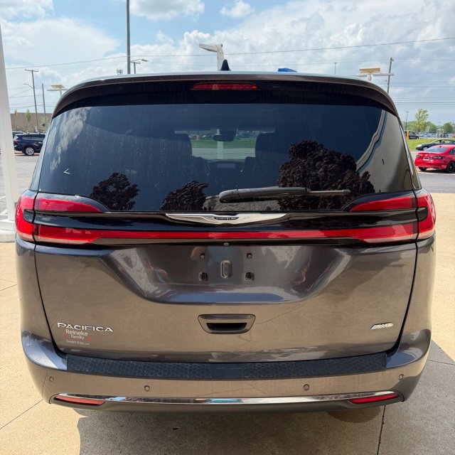 Used 2023 Chrysler Pacifica Touring-L AWD/4WD image 4