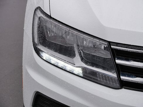 Used 2018 Volkswagen Tiguan SE w/ Panoramic Sunroof Package image 16