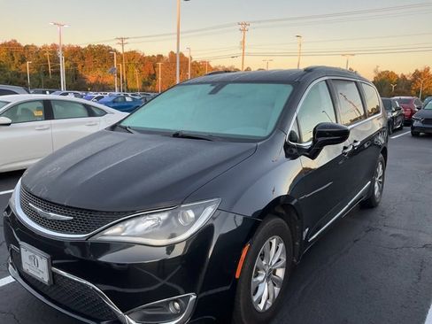 Used 2017 Chrysler Pacifica Touring-L image 10