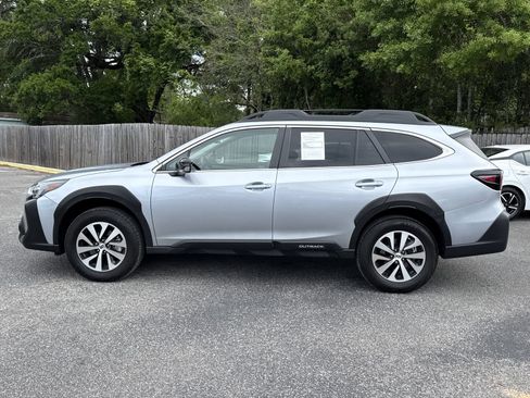 Used 2025 Subaru Outback Premium AWD/4WD image 2