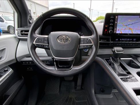 Used 2022 Toyota Sienna XSE w/ XSE Plus Package FWD image 6
