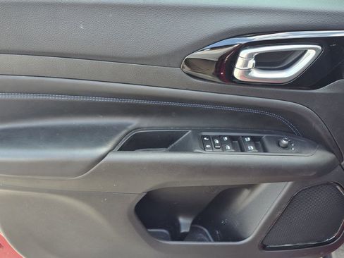 Used 2025 Jeep Compass Latitude w/ Altitude Special Edition image 17