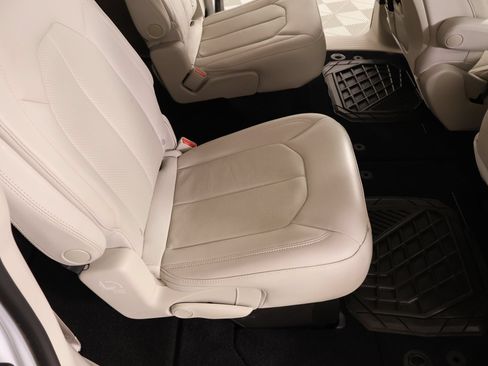 Used 2021 Chrysler Pacifica Touring-L w/ Uconnect Theater Family Group FWD image 16