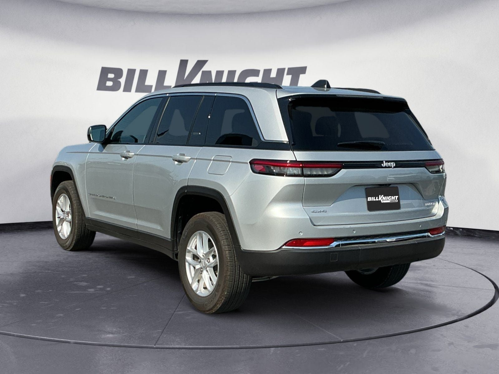 Used 2025 Jeep Grand Cherokee Laredo X w/ Luxury Tech Group I AWD/4WD image 4