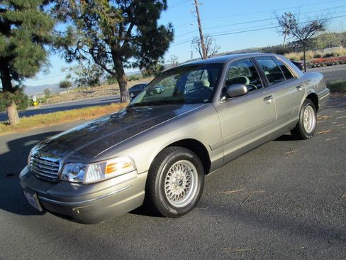 Used 2000 Ford Crown Victoria LX image 1