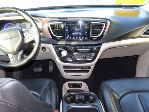 Used 2017 Chrysler Pacifica Touring-L image 11