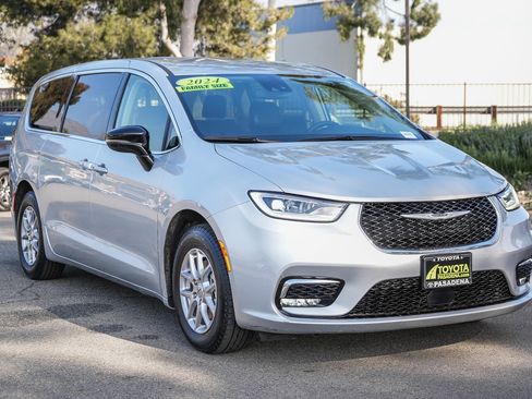 Used 2024 Chrysler Pacifica Touring-L image 3