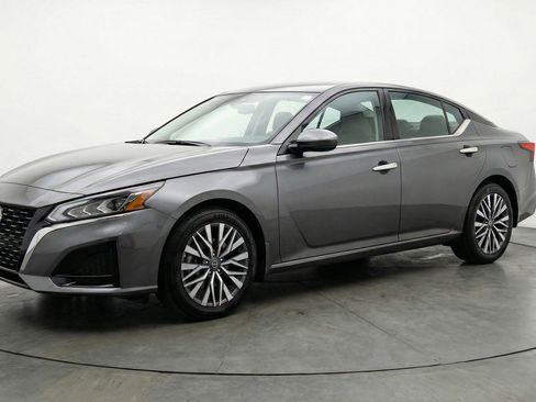 Used 2025 Nissan Altima 2.5 SV image 3