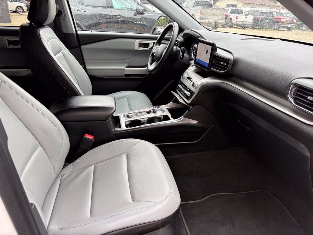 Used 2021 Ford Explorer XLT w/ Equipment Group 202A AWD/4WD image 16