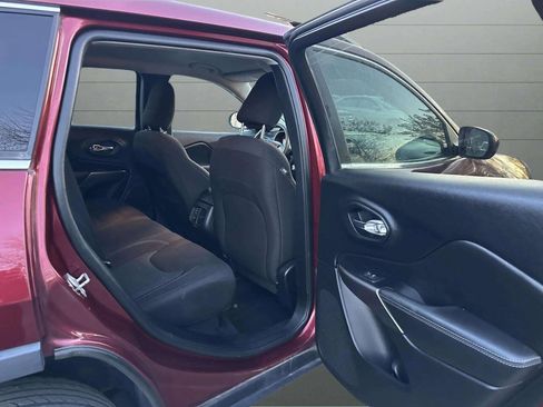 Used 2019 Jeep Cherokee Latitude w/ Popular Appearance Group FWD image 19