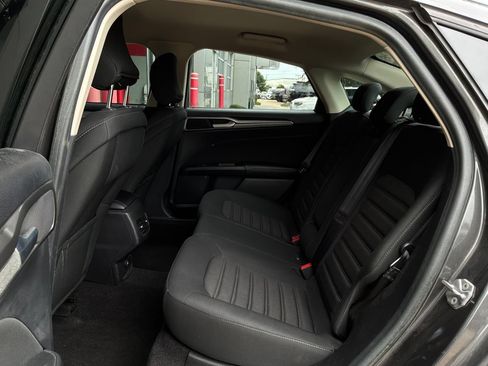 Used 2019 Ford Fusion SE FWD image 12