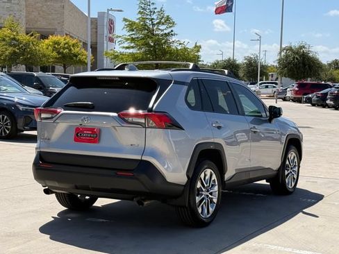 Used 2022 Toyota RAV4 XLE Premium FWD image 4