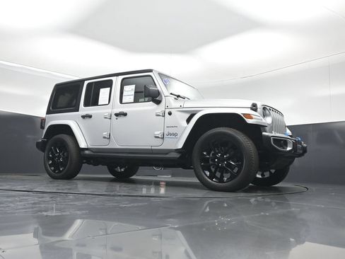 Used 2023 Jeep Wrangler Unlimited Sahara w/ Cold Weather Group AWD/4WD image 4