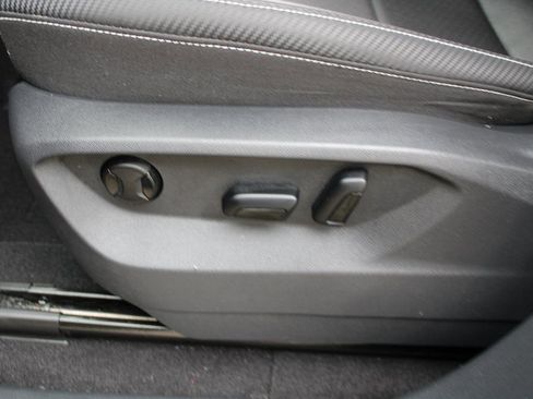 Certified 2023 Volkswagen Atlas Cross Sport SE image 9