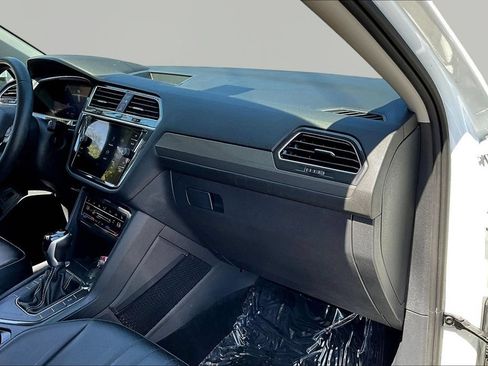 Used 2022 Volkswagen Tiguan SE w/ Panoramic Sunroof Package FWD image 28